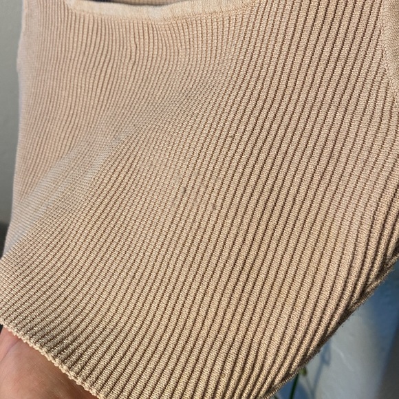 Aritzia Babaton Sculpt Knit, Cropped (Small) - Picture 3 of 4